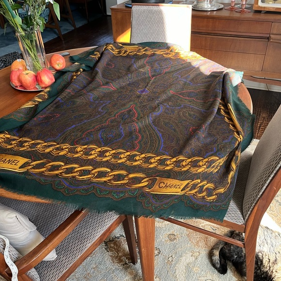 Chanel scarf in silk and wool. - Picture 7 of 8